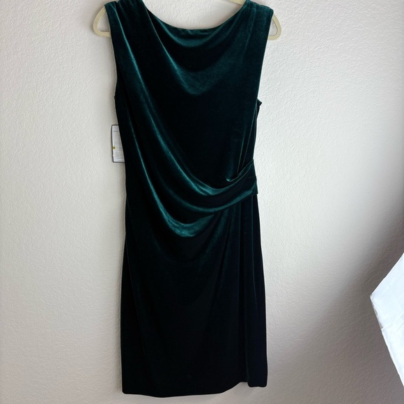 Jessica Howard: Elegant Emerald Green Velvet Dress - Picture 8 of 10